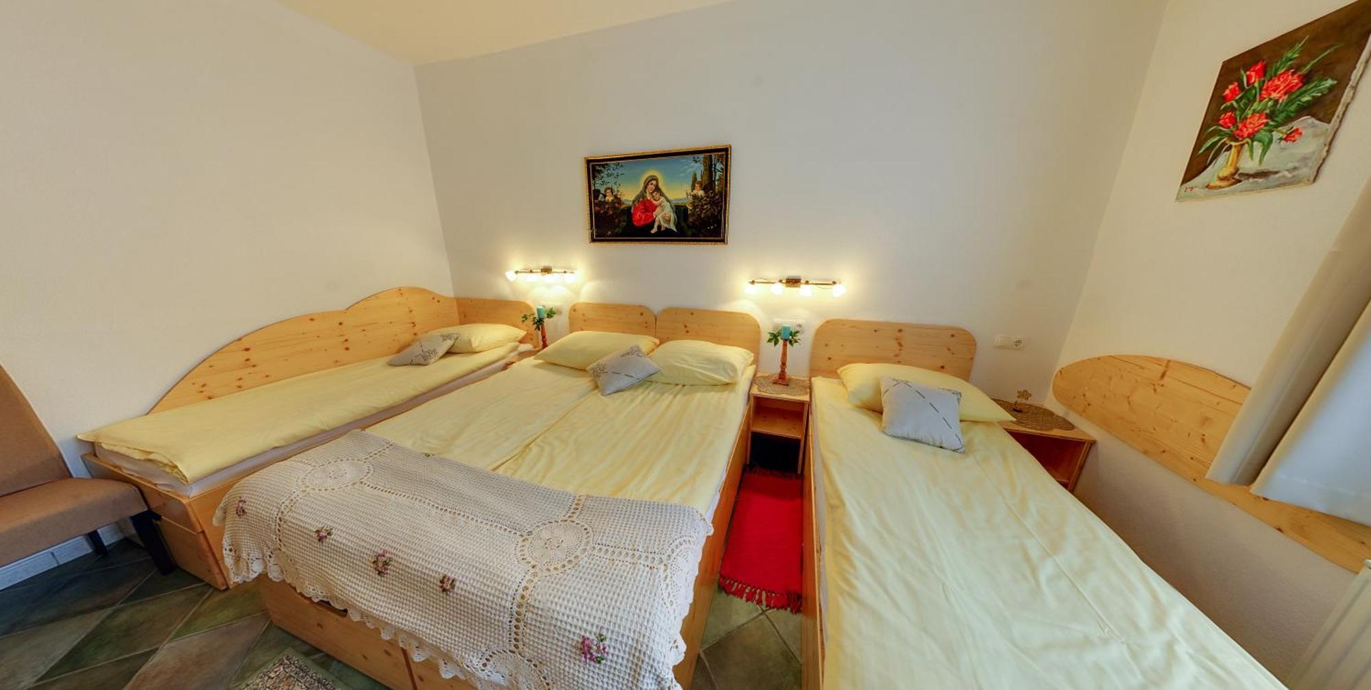 Mama'S House Hostel Cerklje na Gorenjskem Ngoại thất bức ảnh