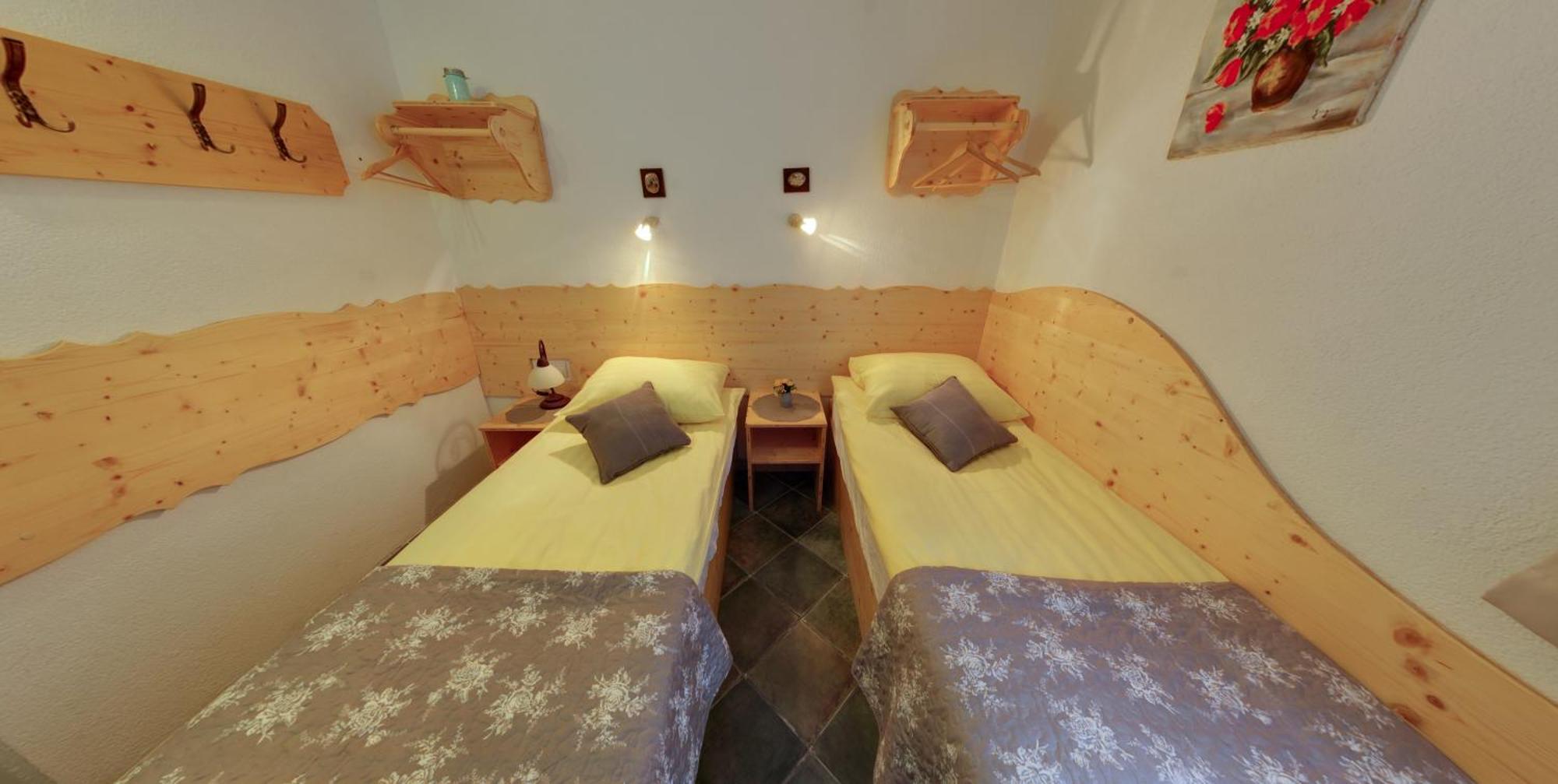 Mama'S House Hostel Cerklje na Gorenjskem Ngoại thất bức ảnh