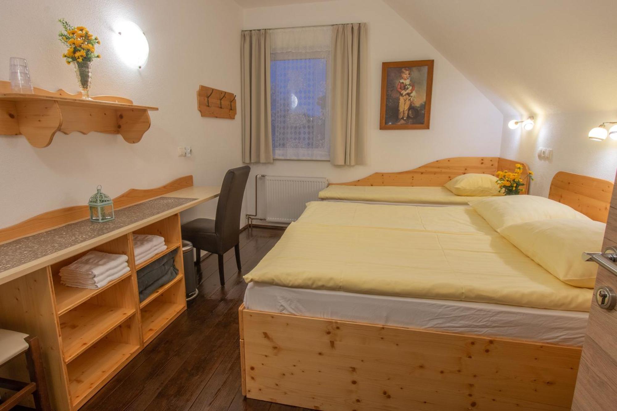 Mama'S House Hostel Cerklje na Gorenjskem Ngoại thất bức ảnh